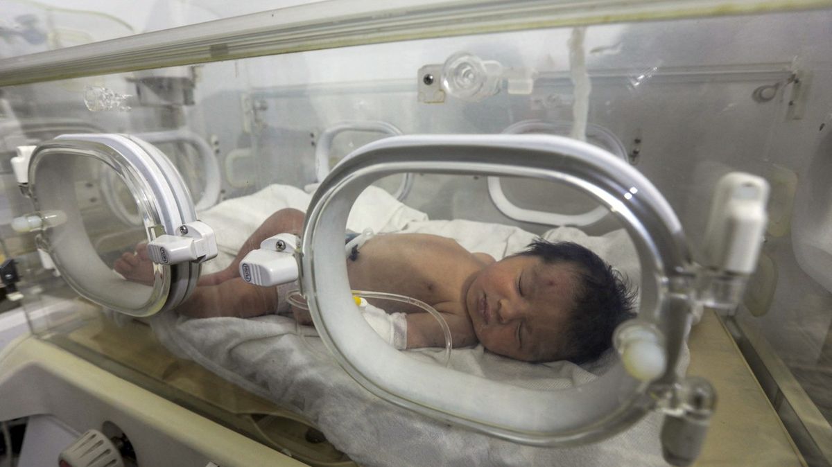 Tisíce lidí nabízejí, že adoptují děvčátko narozené pod sutinami